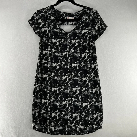 Love...Ady Shift Dress Womens Sz XS Marbled V-Neck Cap Sleeve Back Keyhole Black - Picture 1 of 9